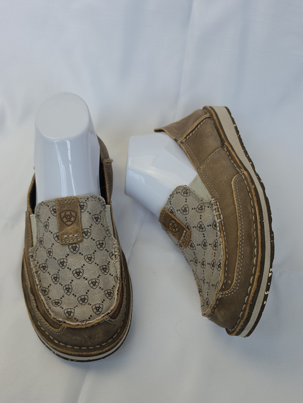ARIAT Women's Casual Cruiser Monogram Moc Toe Comfort Western Slip On Loafer 8